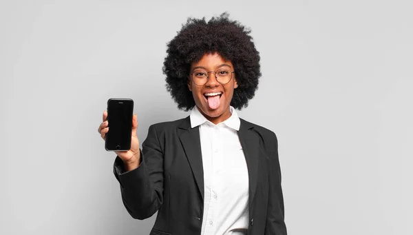 Młoda Afro Businesswoman Wesołą Beztroską Buntowniczą Postawą Żartującą Wystającą Języczkiem — Zdjęcie stockowe