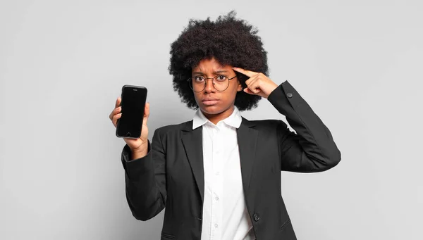 Jovem Empresária Afro Sentindo Confuso Perplexo Mostrando Que Você Louco — Fotografia de Stock
