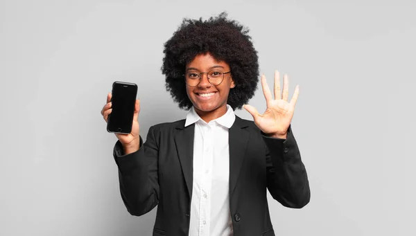 Jovem Empresária Afro Sorrindo Olhando Amigável Mostrando Número Cinco Quinto — Fotografia de Stock