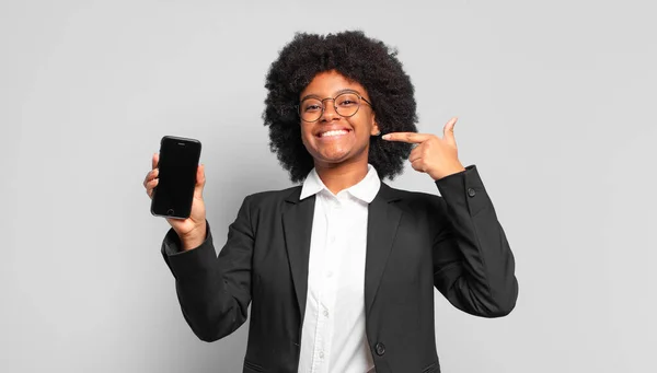 Jovem Afro Empresária Sorrindo Confiantemente Apontando Para Próprio Sorriso Largo — Fotografia de Stock