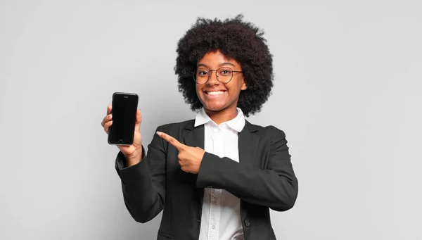 Jovem Empresária Afro Sorrindo Alegremente Sentindo Feliz Apontando Para Lado — Fotografia de Stock
