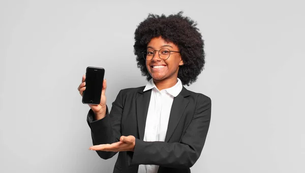 Jovem Empresária Afro Sorrindo Alegremente Sentindo Feliz Mostrando Conceito Espaço — Fotografia de Stock