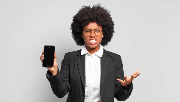 Jovem Afro Empresária Olhando Com Raiva Irritado Frustrado Gritando Wtf — Fotografia de Stock