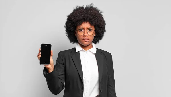 Jovem Empresária Afro Olhando Confuso Confuso Mordendo Lábio Com Gesto — Fotografia de Stock