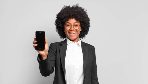 Jovem Empresária Afro Olhar Feliz Agradavelmente Surpreso Animado Com Uma — Fotografia de Stock