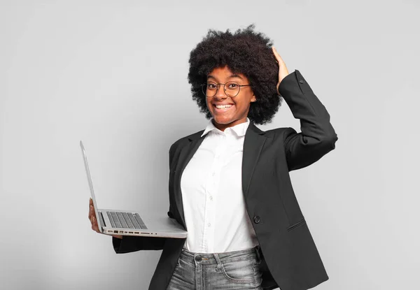 Młoda Afro Businesswoman Czuje Się Zestresowana Zmartwiona Niespokojna Lub Przestraszona — Zdjęcie stockowe