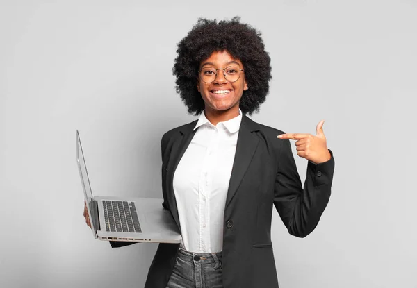 Joven Afro Empresaria Sintiéndose Feliz Sorprendida Orgullosa Apuntando Misma Con — Foto de Stock