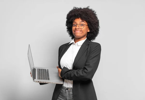 Joven Mujer Negocios Afro Encogiéndose Hombros Sintiéndose Confusa Incierta Dudando — Foto de Stock