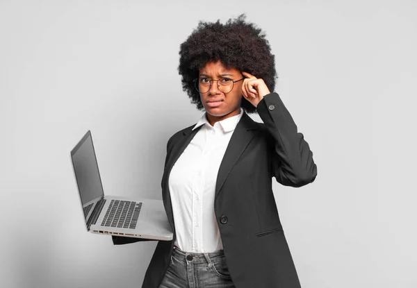 Jovem Empresária Afro Sentindo Confuso Perplexo Mostrando Que Você Louco — Fotografia de Stock