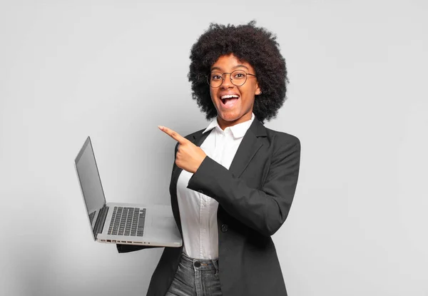 Die Junge Afro Geschäftsfrau Schaut Aufgeregt Und Überrascht Und Zeigt — Stockfoto