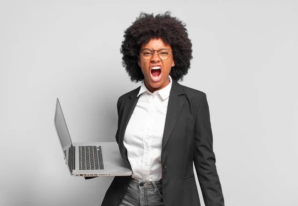 Jovem Empresária Afro Gritando Agressivamente Parecendo Muito Irritado Frustrado Indignado — Fotografia de Stock