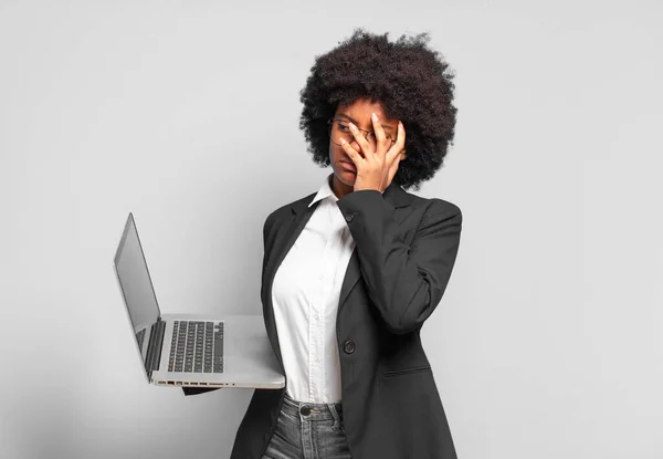 Jovem Empresária Afro Sentindo Entediado Frustrado Sonolento Depois Uma Tarefa — Fotografia de Stock