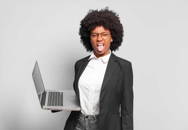 Jovem Empresária Afro Sentindo Enojado Irritado Furando Língua Para Fora — Fotografia de Stock