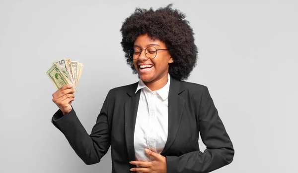 Joven Afro Empresaria Riendo Voz Alta Alguna Broma Hilarante Sintiéndose — Foto de Stock