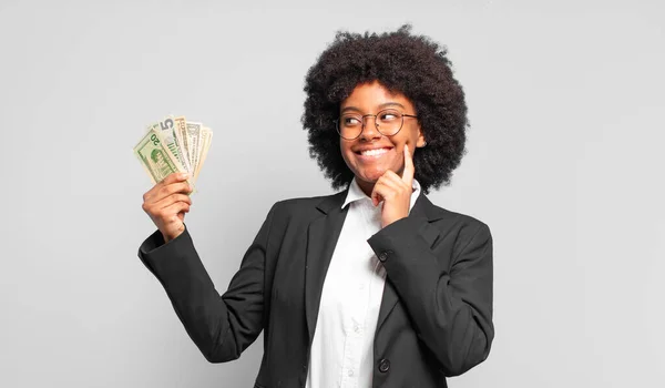 Joven Mujer Negocios Afro Sonriendo Feliz Soñando Despierto Dudando Mirando —  Fotos de Stock