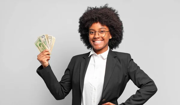 Młoda Afro Businesswoman Uśmiechnięta Szczęśliwie Ręką Biodrze Pewna Siebie Pozytywna — Zdjęcie stockowe