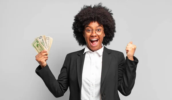 Νεαρή Αφρο Επιχειρηματίας Αισθάνεται Σοκαρισμένος Ενθουσιασμένος Και Χαρούμενος Γελώντας Και — Φωτογραφία Αρχείου
