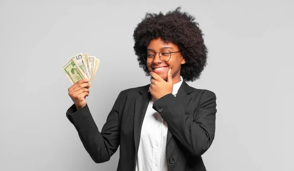 Joven Mujer Negocios Afro Sonriendo Con Una Expresión Feliz Segura —  Fotos de Stock