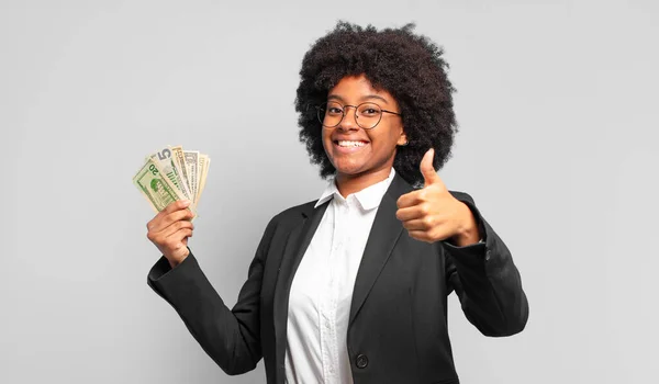年轻的非洲女商人感到自豪 无忧无虑 自信和快乐 微笑着竖起大拇指 商业概念 — 图库照片