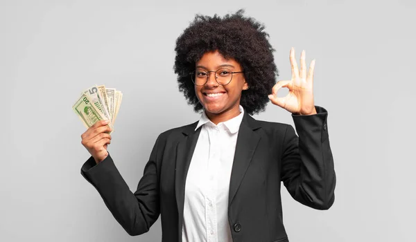 Młoda Afro Businesswoman Czuje Się Szczęśliwy Zrelaksowany Zadowolony Okazując Aprobatę — Zdjęcie stockowe
