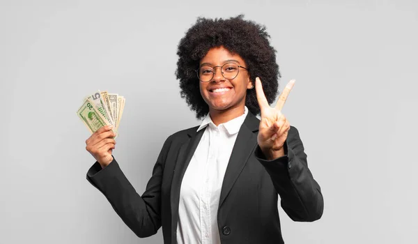 Młoda Afro Businesswoman Uśmiechnięta Wyglądająca Szczęśliwie Beztrosko Pozytywnie Gestykulująca Zwycięstwem — Zdjęcie stockowe