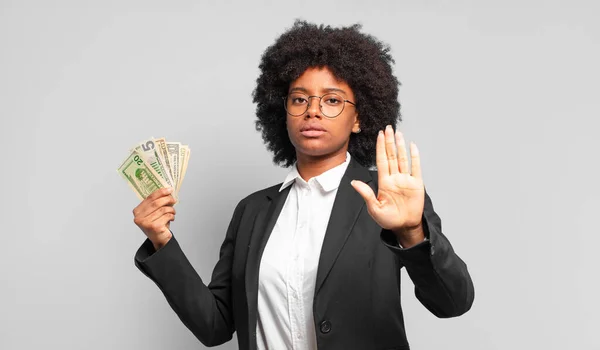 Jonge Afro Zakenvrouw Zoek Serieus Streng Ontevreden Boos Tonen Open — Stockfoto