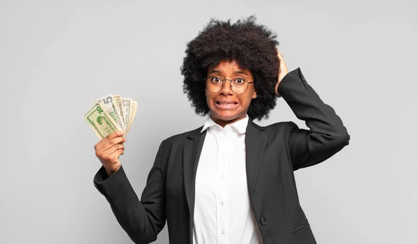 Młoda Afro Businesswoman Czuje Się Zestresowana Zmartwiona Niespokojna Lub Przestraszona — Zdjęcie stockowe