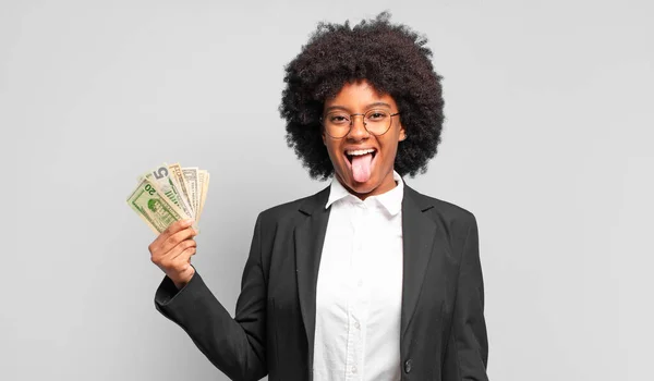 Jovem Empresária Afro Com Atitude Alegre Despreocupada Rebelde Brincando Furando — Fotografia de Stock