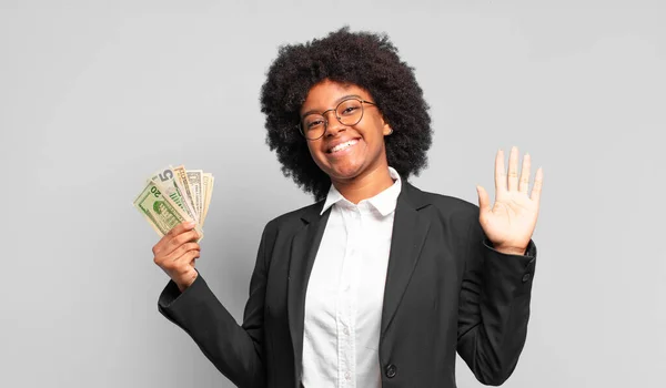 Joven Mujer Negocios Afro Sonriendo Alegre Alegremente Saludándote Con Mano —  Fotos de Stock