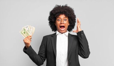 Genç afro iş kadını elleri havada bağırıyor, öfkeli, sinirli, stresli ve üzgün hissediyor. iş kavramı