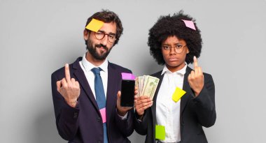 Genç iş adamları kızgın, sinirli, asi ve agresif hissediyorlar. Orta parmağını sallayarak karşılık veriyorlar. mizahi iş konsepti