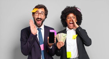 Genç iş adamları mutlu, heyecanlı ve pozitif hissediyorlar. Elleri ağızlarının yanında bağırarak bağırıyorlar. mizahi iş konsepti