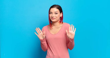  Gergin, endişeli ve endişeli görünüyor. Benim hatam olmadığını söylüyor. Yoksa ben yapmadım. 