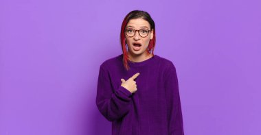  Şok olmuş ve şaşırmış bir halde, ağzı açık, kendini işaret eden.