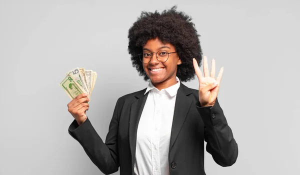 Joven Mujer Negocios Afro Sonriendo Buscando Amigable Mostrando Número Cuatro — Foto de Stock