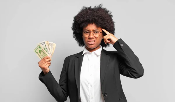 Młoda Bizneswoman Afro Czuje Się Zdezorientowana Zakłopotana Pokazując Jesteś Szalony — Zdjęcie stockowe
