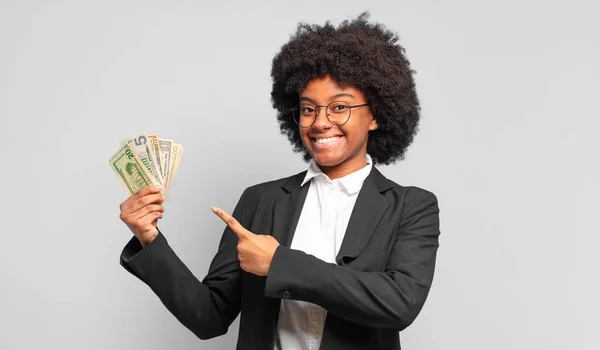 Młoda Afro Businesswoman Uśmiecha Się Radośnie Czując Się Szczęśliwy Wskazując — Zdjęcie stockowe