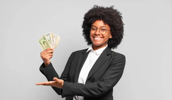 Młoda Afro Businesswoman Uśmiecha Się Radośnie Czując Się Szczęśliwy Pokazując — Zdjęcie stockowe