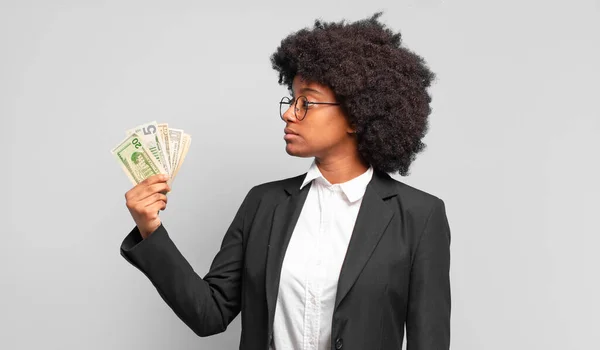 Joven Mujer Negocios Afro Vista Perfil Que Busca Copiar Espacio —  Fotos de Stock