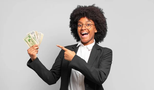 Jonge Afro Zakenvrouw Kijkt Opgewonden Verrast Wijzend Naar Zijkant Omhoog — Stockfoto