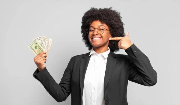 Joven Mujer Negocios Afro Sonriendo Con Confianza Apuntando Propia Sonrisa — Foto de Stock