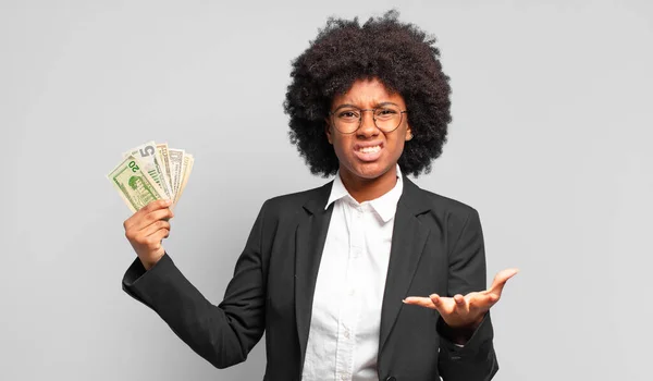 Jonge Afro Zakenvrouw Kijkt Boos Geïrriteerd Gefrustreerd Schreeuwen Wtf Wat — Stockfoto