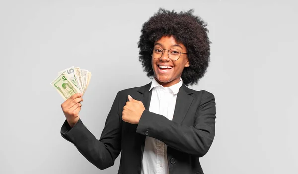 Jonge Afro Zakenvrouw Die Zich Gelukkig Positief Succesvol Voelt Gemotiveerd — Stockfoto