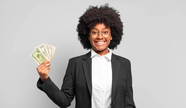 Νέα Afro Επιχειρηματίας Αναζητούν Χαρούμενος Και Ευχάριστα Έκπληκτος Ενθουσιασμένος Μια — Φωτογραφία Αρχείου