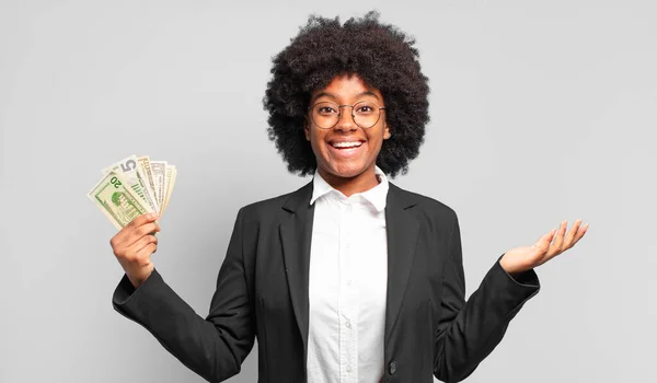 Jovem Empresária Afro Sentindo Feliz Surpreso Alegre Sorrindo Com Atitude — Fotografia de Stock