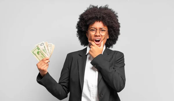 Joven Mujer Negocios Afro Con Boca Los Ojos Bien Abiertos — Foto de Stock