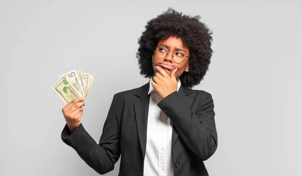 Jonge Afro Zakenvrouw Denken Gevoel Twijfelachtig Verward Met Verschillende Opties — Stockfoto