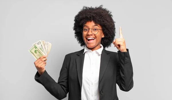 Jovem Afro Empresária Sentindo Como Gênio Feliz Animado Depois Perceber — Fotografia de Stock