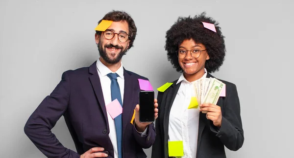 Jóvenes Empresarios Sonriendo Felizmente Con Mano Cadera Actitud Confiada Positiva — Foto de Stock