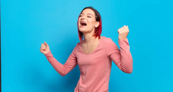 Triomfantelijk Schreeuwen Kijken Als Opgewonden Gelukkig Verrast Winnaar Vieren — Stockfoto